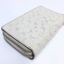 画像をギャラリービューアに読み込む, コーチ COACH シグネチャー パテント ダブルジップ フォンウォレット 長財布 F53310 ホワイト【中古】