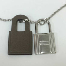 Load image into Gallery viewer, エルメス HERMES オーケリー ペンダント ネックレス D刻印 シルバー ブラウングレー【中古】【新品同様】【美品】