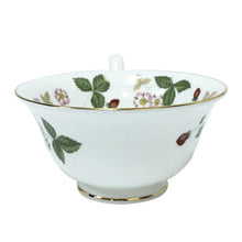 画像をギャラリービューアに読み込む, ウェッジウッド WEDGWOOD ワイルドストロベリー ティーカップ&ソーサー ホワイト【中古】【新品同様】【美品】