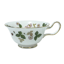 画像をギャラリービューアに読み込む, ウェッジウッド WEDGWOOD ワイルドストロベリー ティーカップ&ソーサー ホワイト【中古】【新品同様】【美品】