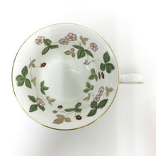 画像をギャラリービューアに読み込む, ウェッジウッド WEDGWOOD ワイルドストロベリー ティーカップ&ソーサー ホワイト【中古】【新品同様】【美品】