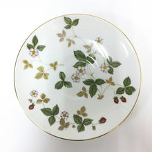 画像をギャラリービューアに読み込む, ウェッジウッド WEDGWOOD ワイルドストロベリー ティーカップ&ソーサー ホワイト【中古】【新品同様】【美品】