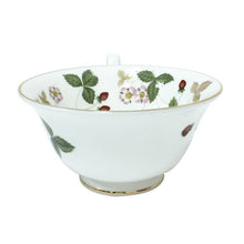 画像をギャラリービューアに読み込む, ウェッジウッド WEDGWOOD ワイルドストロベリー ティーカップ&ソーサー ホワイト【中古】【新品同様】【美品】