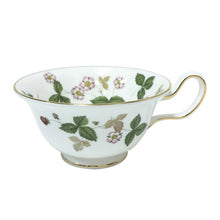 画像をギャラリービューアに読み込む, ウェッジウッド WEDGWOOD ワイルドストロベリー ティーカップ&ソーサー ホワイト【中古】【新品同様】【美品】