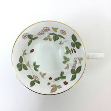 画像をギャラリービューアに読み込む, ウェッジウッド WEDGWOOD ワイルドストロベリー ティーカップ&ソーサー ホワイト【中古】【新品同様】【美品】
