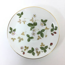 画像をギャラリービューアに読み込む, ウェッジウッド WEDGWOOD ワイルドストロベリー ティーカップ&ソーサー ホワイト【中古】【新品同様】【美品】