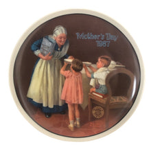將圖片載入圖庫檢視器 Norman Rockwell ノーマン ロックウェル コレクタープレート 飾り皿 絵皿 Grandma's Surprise インテリア 陶器 ユニセックス 【中古】