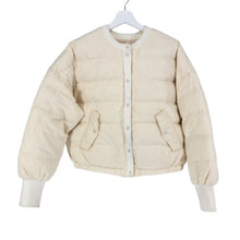 画像をギャラリービューアに読み込む, オードリーアンドジョンワッド Audrey and John Wad ノーカラー ショートダウンブルゾン アイボリー【中古】