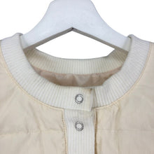 画像をギャラリービューアに読み込む, オードリーアンドジョンワッド Audrey and John Wad ノーカラー ショートダウンブルゾン アイボリー【中古】