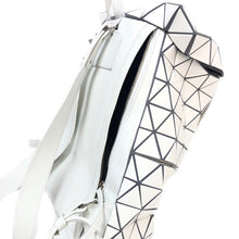 画像をギャラリービューアに読み込む, イッセイミヤケ ISSEY MIYAKE BAOBAO バオバオ リュックサック バックパック BB61 AG321 01 ホワイト ユニセックス【中古】