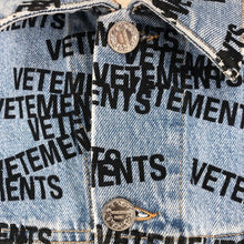 將圖片載入圖庫檢視器 ヴェトモン VETEMENTS 2022SS スタンプロゴデニムジャケット Gジャン 綿100% Mサイズ UE52JA180N ブルー【中古】