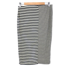 画像をギャラリービューアに読み込む, アルマーニエクスチェンジ ARMANI EXCHANGE タイトスカート Mサイズ モノトーン ボーダー柄【中古】