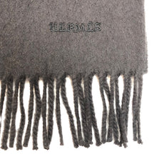 Load image into Gallery viewer, エルメス HERMES マフラー ストール ロゴ刺繍 フリンジ カシミヤ100% 英国製 ユニセックス 男女兼用 チャコールグレー【中古】