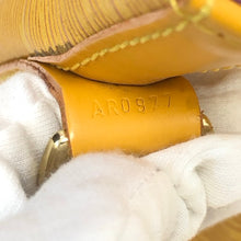 画像をギャラリービューアに読み込む, LOUIS VUITTON ルイ・ヴィトン プチ ノエ ショルダーバッグ エピレザー イエロー【中古】