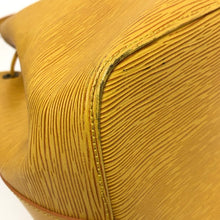 画像をギャラリービューアに読み込む, LOUIS VUITTON ルイ・ヴィトン プチ ノエ ショルダーバッグ エピレザー イエロー【中古】