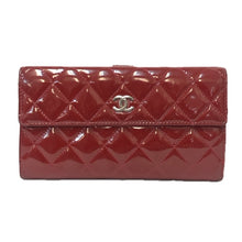 画像をギャラリービューアに読み込む, CHANEL シャネル マトラッセ Wホック 長財布 エナメル レッド【中古】 レディース