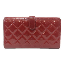 画像をギャラリービューアに読み込む, CHANEL シャネル マトラッセ Wホック 長財布 エナメル レッド【中古】 レディース