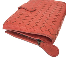 画像をギャラリービューアに読み込む, BOTTEGAVENETA ボッテガヴェネタ イントレチャート 121060 V001N 6502 二つ折り財布 レザー コーラル系【中古】 レディース