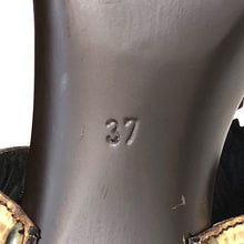 画像をギャラリービューアに読み込む, FENDI フェンディ ブランドロゴ サンダル レザー イエローベージュ系 7.5cmヒール サイズ37(24cm相当)【中古】【美品】レディース