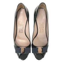 画像をギャラリービューアに読み込む, Salvatore Ferragamo フェラガモ オープントゥ ヴァラリボン パンプス エナメル ダークグリーン 7cmヒール サイズ7(24cm相当)【中古】レディース