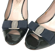 画像をギャラリービューアに読み込む, Salvatore Ferragamo フェラガモ オープントゥ ヴァラリボン パンプス エナメル ダークグリーン 7cmヒール サイズ7(24cm相当)【中古】レディース