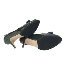 画像をギャラリービューアに読み込む, Salvatore Ferragamo フェラガモ オープントゥ ヴァラリボン パンプス エナメル ダークグリーン 7cmヒール サイズ7(24cm相当)【中古】レディース