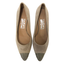 画像をギャラリービューアに読み込む, Salvatore Ferragamo フェラガモ ポインテッドトゥ パンプス スウェード グレージュ 6cmヒール サイズ7(24cm相当)【中古】【美品】レディース