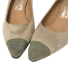 画像をギャラリービューアに読み込む, Salvatore Ferragamo フェラガモ ポインテッドトゥ パンプス スウェード グレージュ 6cmヒール サイズ7(24cm相当)【中古】【美品】レディース