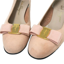 画像をギャラリービューアに読み込む, Salvatore Ferragamo フェラガモ ヴァラリボン アーモンドトゥ パンプス レザー ピンク ローヒール サイズ7.5(24.5cm相当)【中古】レディース