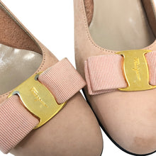 画像をギャラリービューアに読み込む, Salvatore Ferragamo フェラガモ ヴァラリボン アーモンドトゥ パンプス レザー ピンク ローヒール サイズ7.5(24.5cm相当)【中古】レディース