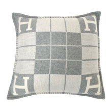 Load image into Gallery viewer, HERMES エルメス クッション アヴァロンⅢ ジャガード織 ウール×カシミヤ エクリュ・グリ・クレール(グレー系) インテリア【中古】