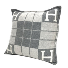Load image into Gallery viewer, HERMES エルメス クッション アヴァロンⅢ ジャガード織 ウール×カシミヤ エクリュ・グリ・クレール(グレー系) インテリア【中古】