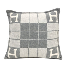 Load image into Gallery viewer, HERMES エルメス クッション アヴァロンⅢ ジャガード織 ウール×カシミヤ エクリュ・グリ・クレール(グレー系) インテリア【中古】