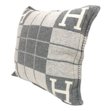 Load image into Gallery viewer, HERMES エルメス クッション アヴァロンⅢ ジャガード織 ウール×カシミヤ エクリュ・グリ・クレール(グレー系) インテリア【中古】