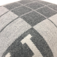 Load image into Gallery viewer, HERMES エルメス クッション アヴァロンⅢ ジャガード織 ウール×カシミヤ エクリュ・グリ・クレール(グレー系) インテリア【中古】