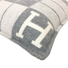 Load image into Gallery viewer, HERMES エルメス クッション アヴァロンⅢ ジャガード織 ウール×カシミヤ エクリュ・グリ・クレール(グレー系) インテリア【中古】