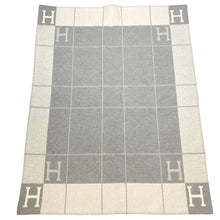 画像をギャラリービューアに読み込む, HERMES エルメス プレード アヴァロンⅢ ブランケット ひざ掛け ジャガード織 ウール×カシミヤ エクリュ・グリ・クレール(グレー系) インテリア【中古】