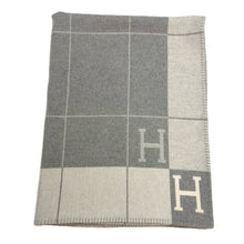 画像をギャラリービューアに読み込む, HERMES エルメス プレード アヴァロンⅢ ブランケット ひざ掛け ジャガード織 ウール×カシミヤ エクリュ・グリ・クレール(グレー系) インテリア【中古】