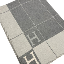 画像をギャラリービューアに読み込む, HERMES エルメス プレード アヴァロンⅢ ブランケット ひざ掛け ジャガード織 ウール×カシミヤ エクリュ・グリ・クレール(グレー系) インテリア【中古】