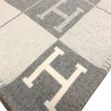 画像をギャラリービューアに読み込む, HERMES エルメス プレード アヴァロンⅢ ブランケット ひざ掛け ジャガード織 ウール×カシミヤ エクリュ・グリ・クレール(グレー系) インテリア【中古】