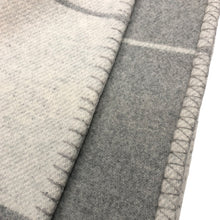 画像をギャラリービューアに読み込む, HERMES エルメス プレード アヴァロンⅢ ブランケット ひざ掛け ジャガード織 ウール×カシミヤ エクリュ・グリ・クレール(グレー系) インテリア【中古】