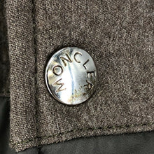 画像をギャラリービューアに読み込む, MONCLER モンクレール MUSSALA フーデッドショートダウンジャケット ナイロン×ウール切替 カーキ サイズ2(M相当)【中古】 メンズ