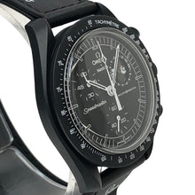 画像をギャラリービューアに読み込む, OMEGA × Swatch オメガ×スウォッチ MISSION TO THE MOONPHASE スヌーピー SO33B700 腕時計 クオーツ ブラック文字盤 42mm【中古】【新品同様】【美品】メンズ