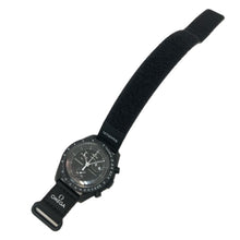 画像をギャラリービューアに読み込む, OMEGA × Swatch オメガ×スウォッチ MISSION TO THE MOONPHASE スヌーピー SO33B700 腕時計 クオーツ ブラック文字盤 42mm【中古】【新品同様】【美品】メンズ