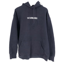 画像をギャラリービューアに読み込む, VETEMENTS ヴェトモン LOGO HOODIE ロゴフーディパーカー SS20TR311 コットン ネイビー サイズXL-XXL相当【中古】メンズ