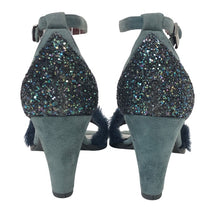 画像をギャラリービューアに読み込む, Glorious Gigot グロリアスジゴ ストラップ サンダル スウェード/ファー/グリッター ダスティブルー 23cm【中古】【新品同様】【美品】レディース
