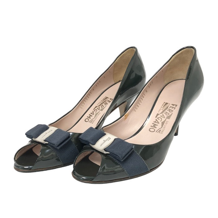 Salvatore Ferragamo フェラガモ オープントゥ ヴァラリボン パンプス エナメル ダークグリーン 7cmヒール サイズ7(24cm相当)【中古】レディース