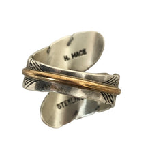 画像をギャラリービューアに読み込む, Harvey Mace ハーヴィーメイス フェザーリング ナバホ インディアンジュエリー スターリングシルバー×12KGF 18号相当【中古】メンズ
