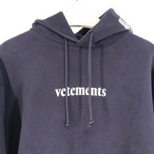 画像をギャラリービューアに読み込む, VETEMENTS ヴェトモン LOGO HOODIE ロゴフーディパーカー SS20TR311 コットン ネイビー サイズXL-XXL相当【中古】メンズ
